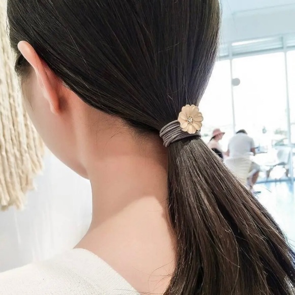 💢New💢2 pcs Bee& Daisy 🐝Woman Girl Hair Tie🥰🌼 - Picture 3 of 3